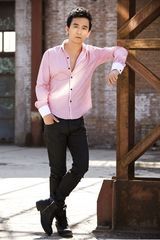 组图：“戏精”赵毅时尚写真 演绎小人物之魂