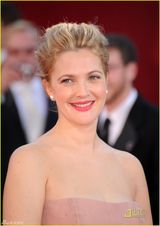 高清组图：德鲁-巴里摩尔清新亮相 抹胸粉裙秀飘逸