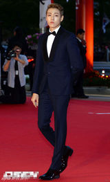 组图：李玹雨金发狼奔头亮相釜山红毯显绅士