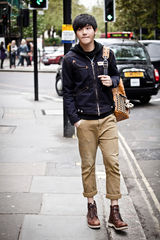 组图：李炜伦敦街拍曝光 帅气装扮尽显潮男魅力