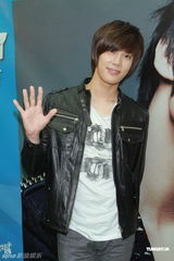 组图：朴政珉举办香港签名会 遭粉丝写错名字