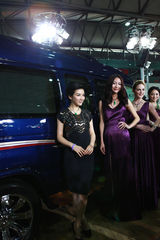 组图：黄奕邓超陈燃亮相上海车展 女王范PK中性风