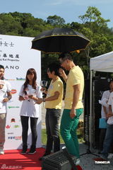 组图：吴君如出席慈善活动 称已安慰脚伤古天乐