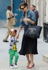 组图：小弗林激萌撒娇要抱抱 米兰达潮装显气质