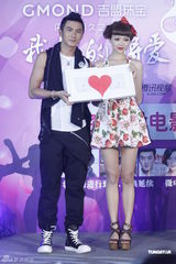 组图：张一白打造《将爱》系列 黄一琳娇俏加盟