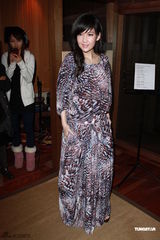 周慧敏彩裙优雅亮相 获绯闻旧爱黄凯芹献吻(图)