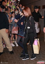 组图：少女时代抵港准备开唱 闪现机场秒杀粉丝