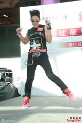 组图：吴建豪盼红馆开唱 签唱与粉丝亲密互动