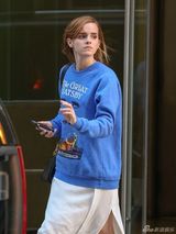 组图：沃特森穿蓝外套出街 素颜亮相清纯可人