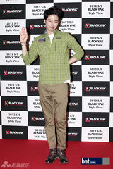 组图：韩星赵仁成出席2012春装品牌时装秀活动