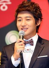 组图：韩版《恶作剧之吻》发布会 主创开心宣传