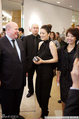 幻灯图：巩俐亮相LV旗舰店开幕 与老总相谈甚欢