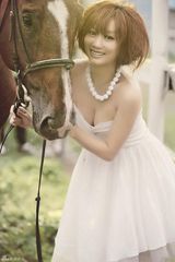 组图：原子霏午后马场纯色大片 演绎精致宁静之美