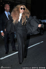 组图：Lady Gaga变母狮 另类泡泡袖西装抢镜