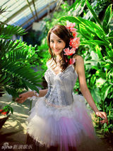 组图：王澜霏变身花仙子 和春天有个约会