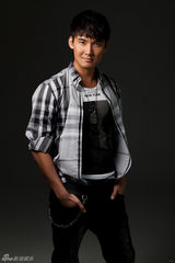 组图：“夹板男”张铎帅气休闲 演绎完美好男人