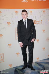 组图：毛舜筠为女儿放弃吸金 为其拍拖打预防针