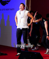 组图：韩歌手PSY釜山演唱会大跳《江南Style》