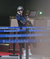 组图：萧亚轩黑超休闲 误机街头黑脸训助理