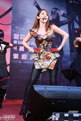 组图：萧亚轩亮相签唱会 性感高挑秀热辣舞蹈