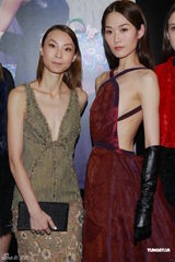 组图：林莉压轴走秀真空上阵 示范苗族服饰