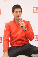 组图：德约科维奇赴沪人气爆棚 时尚站台笑开颜