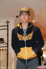 组图：吴尊当爸派红包 吴镇宇走秀范儿足获赞