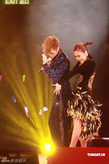 幻灯图：张敬轩红馆开唱 方大同现身担任嘉宾