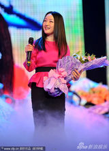 组图：杨钰莹重庆商演捞金红衣喜庆