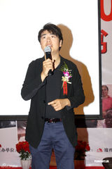 组图：郎朗助阵父亲新书发布会 奏《爱之梦》表孝心