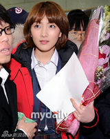 组图：Kara成员姜智英8日上午参加高中毕业典礼