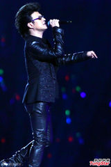 组图：谢霆锋白色西装帅气献唱民歌艺术节