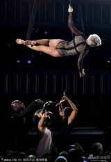 组图：P!nk唱热单《Try》努力玩高空杂技