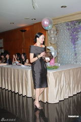 高清图：李嘉欣为儿子JAYDEN开百日宴