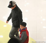 组图：任贤齐与可爱儿女近照曝光 姐弟俩感情好