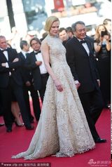 组图：妮可走秀精致长裙华贵 与李安牵手热聊