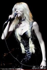 组图：泰勒-莫森性感开唱 尽现魔女本色