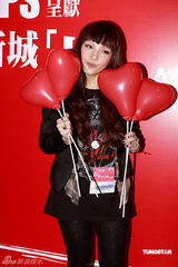 幻灯图：卫兰出席活动可爱调皮 自曝四年没拍拖 