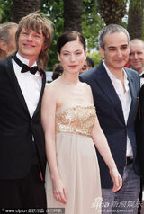 幻灯图：张曼玉前夫新作首映 红毯紧盯女演员美胸