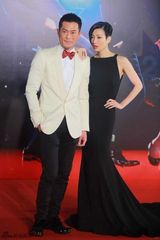 组图：郑秀文美背现金蛇装饰 与古天乐黑白配