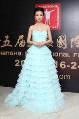 组图：姚星彤亮相上影节红毯甜美清新
