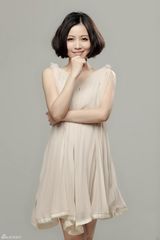 组图：姚贝娜《不唱情歌》裸色连衣裙优雅