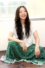 幻灯组图：万芳五年后发新专辑 着绿色长裙春意盎然