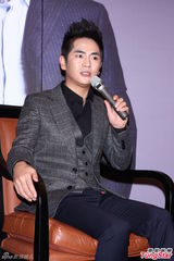 组图：张晓龙赴台记者会媒体挤爆 闭口不谈绯闻