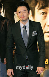 组图：柳承龙等出席韩国影片《孩子们》发布会