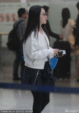 组图：杨钰莹素颜现身机场 短裙配黑丝年轻依旧