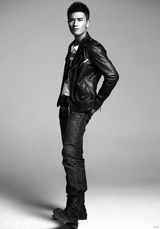 组图：郑凯黑白写真大片 演绎帅气雅痞熟男