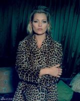 组图：超模凯特-莫斯慵懒迷人登杂志封面