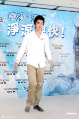 幻灯图：赵又廷为保养品宣传 阳光帅气笑容醉人