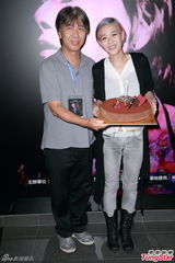 组图：歌手张悬香港开音乐会 炫彩短发超High